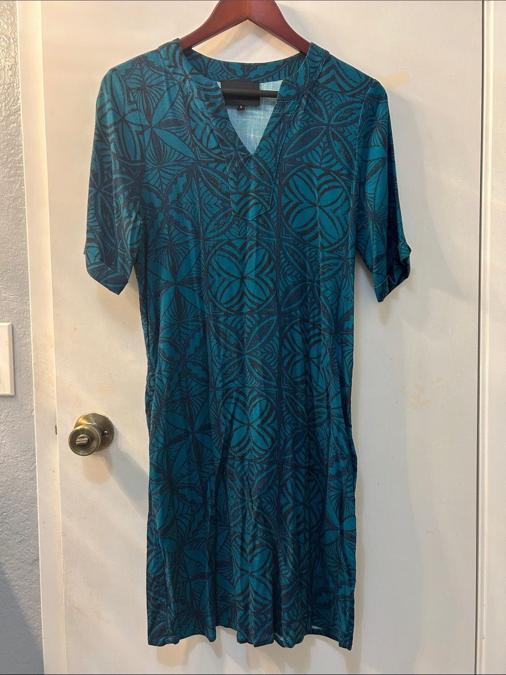 TANOA Teal and Black Polynesian Floral and Leaf Graphics Dress, Sz S